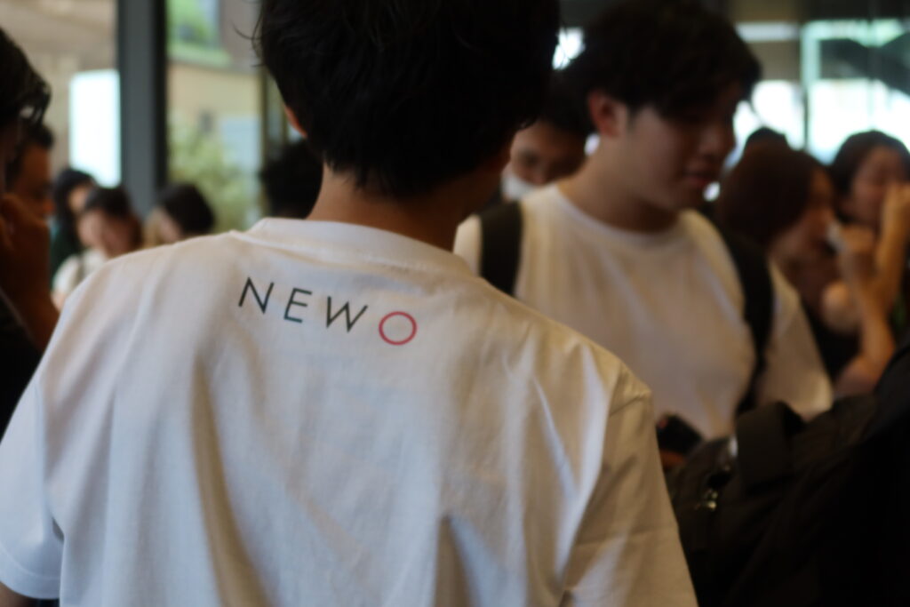 今回のニューオTシャツは背面に！背負ってる…しんどい…