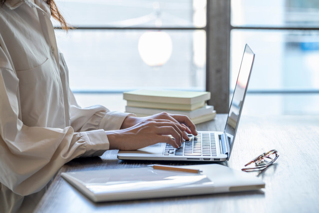 PC作業をしている女性