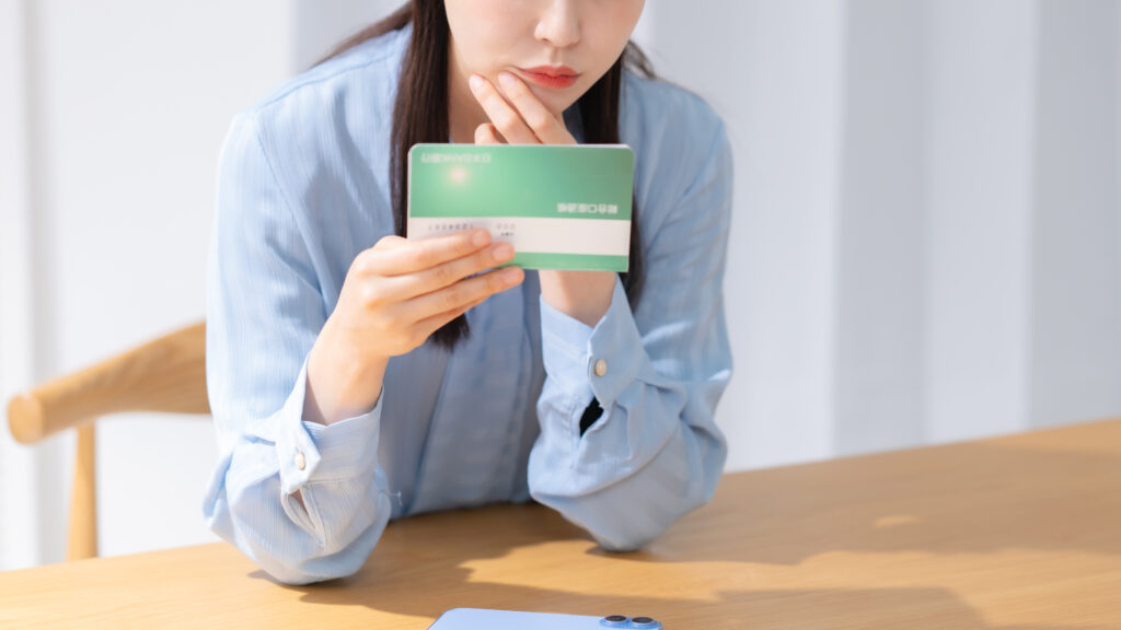 通帳を眺める女性