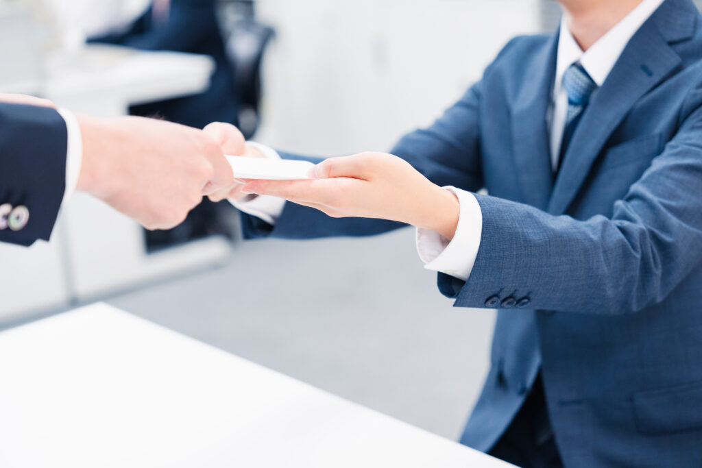 役所で届け出を行う様子