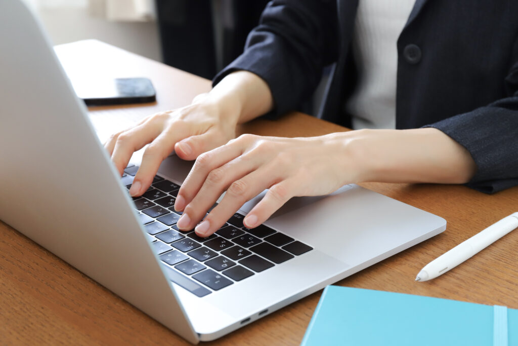 PCでオンライン申請を行う様子